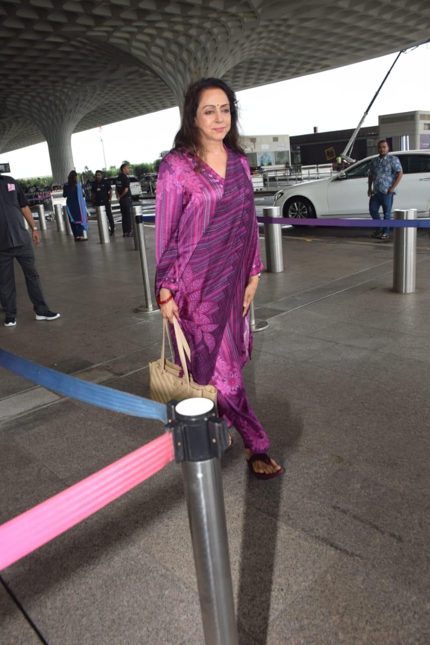 The ever-graceful Hema Malini graced the airport with her ethereal charm and elegance. 